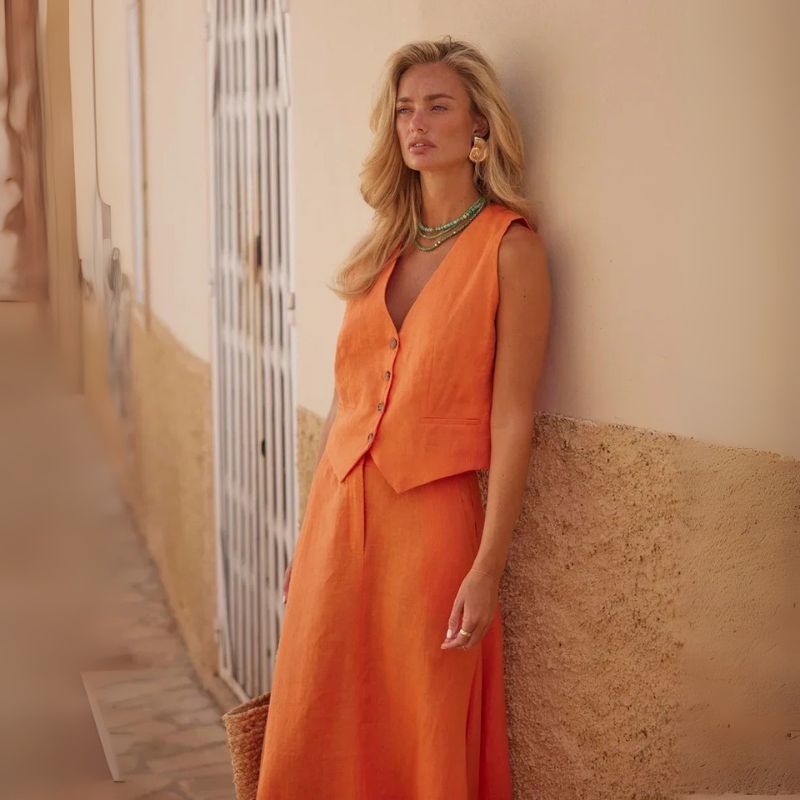 Conjunto-Feminino-Saia-e-Colete-Linho-Laranja-Kleo_Modelo