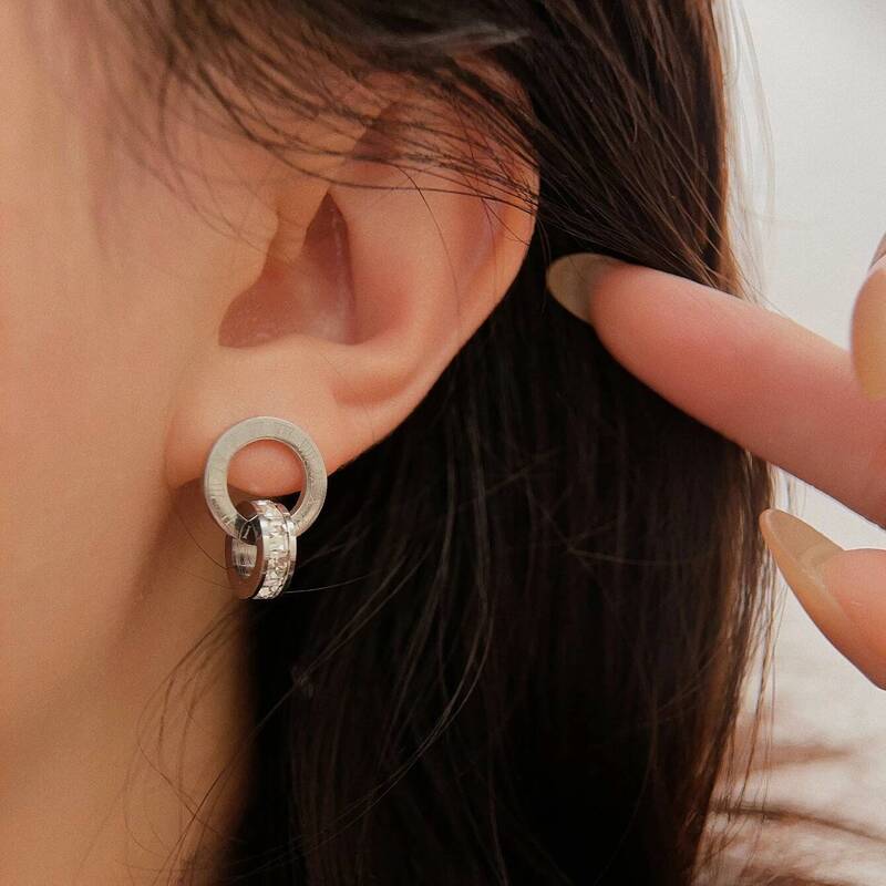 Brinco Redondo Algarismo Romano Banhado em Ouro 18K - Coradon