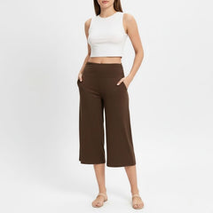 Calça Pantacourt Marrom Disfarça Pochete