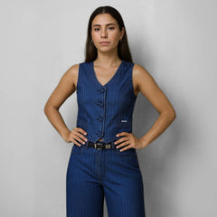 colete-jeans-feminino-yumi-modelo