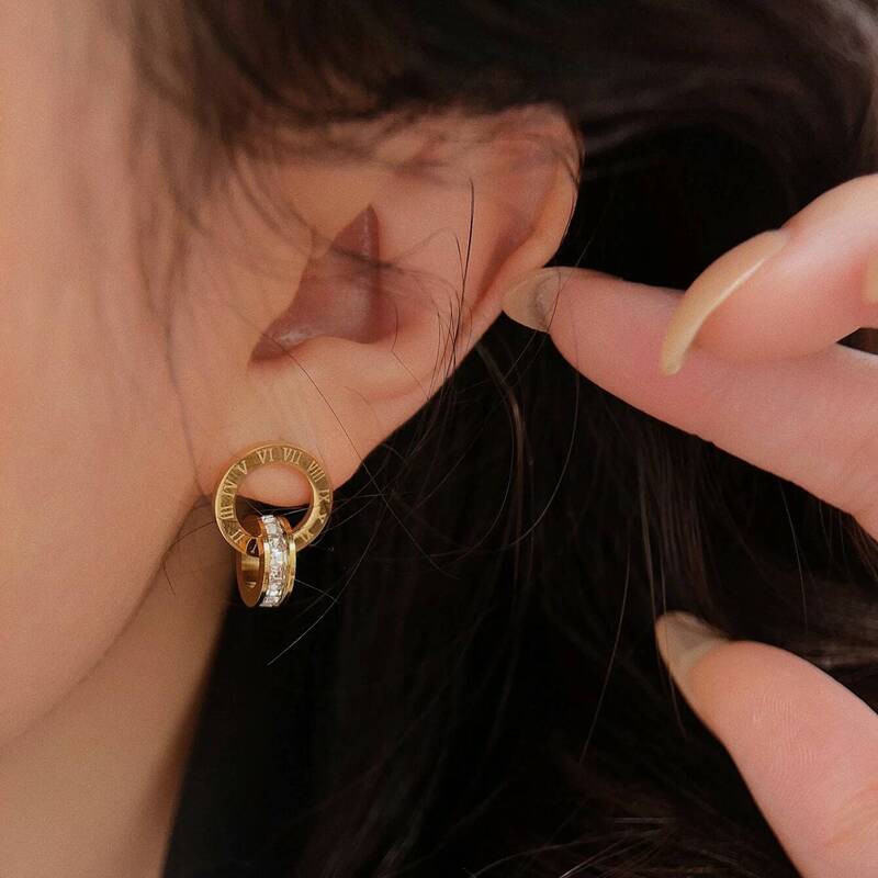 Brinco Redondo Algarismo Romano Banhado em Ouro 18K - Coradon