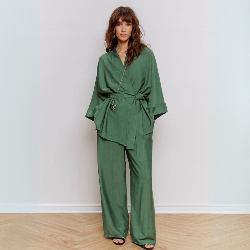 Conjunto-Feminino-Calca-e-Blusa-Verde-Magde_Modelo