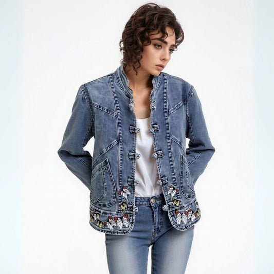 Jaqueta_Feminina_Jeans_Bordada_Carol_modelo