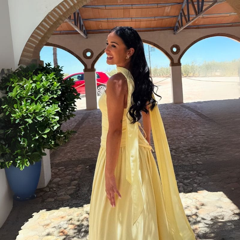 Vestido-Longo-Festa-Amarelo-Manteiga-Nicolle_Lateral-Sorrindo